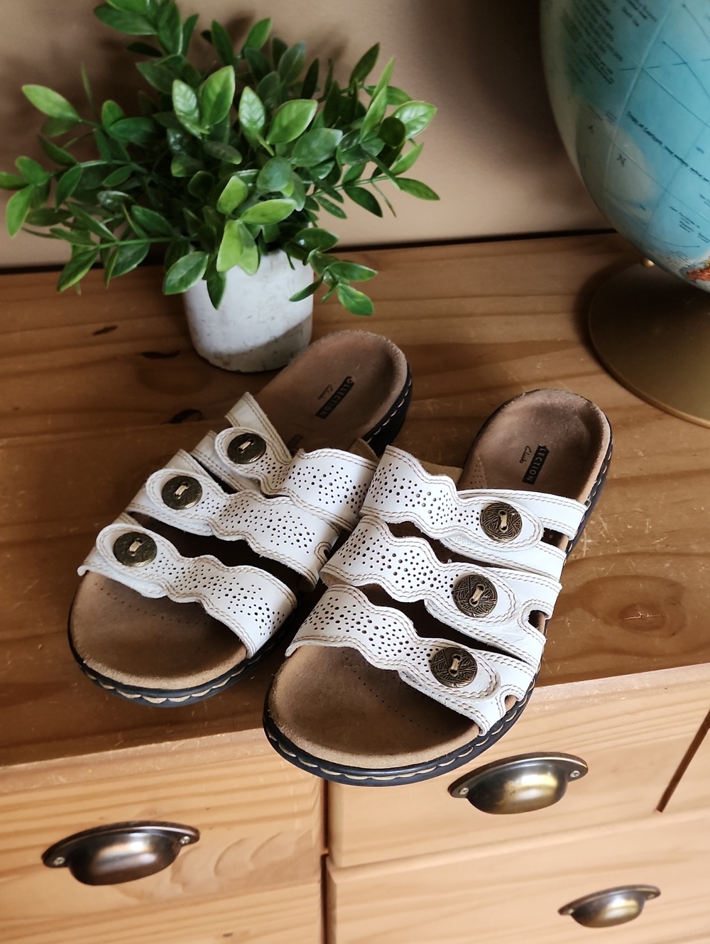 Clarks Leisa Grace Size 9 White  Perforated Slip On Leather Sandals
